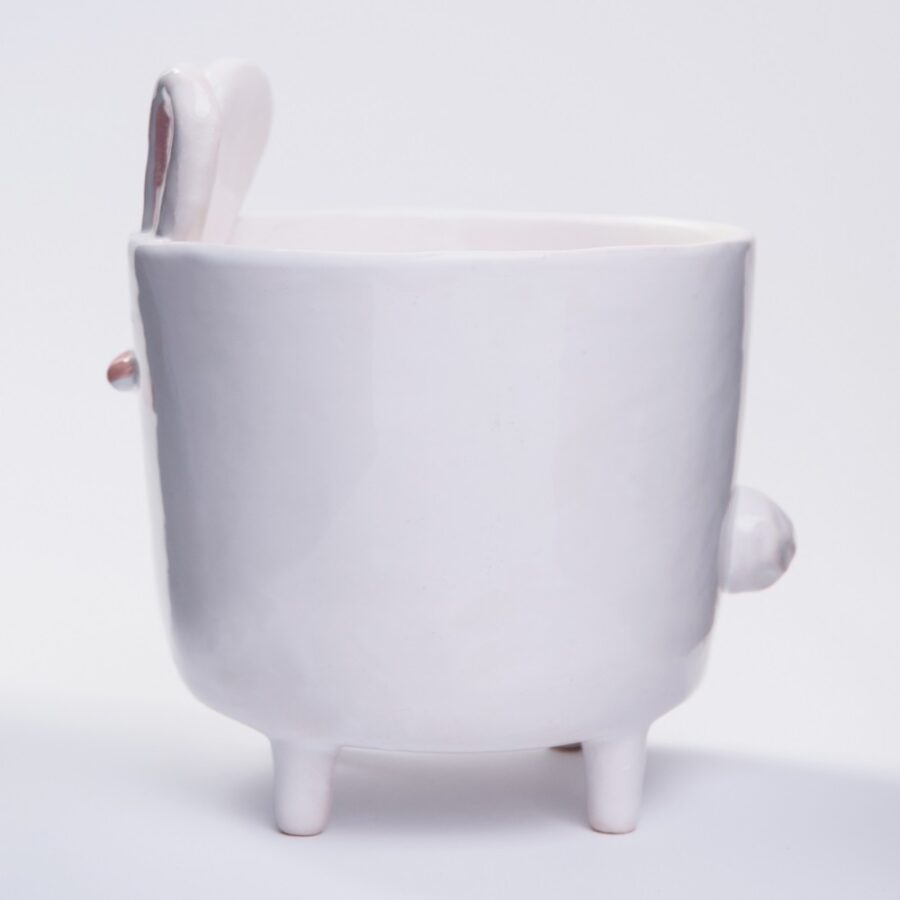 biała doniczka ceramiczna królik